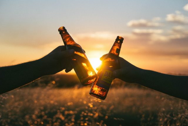 Polacy piją coraz droższe alkohole - piwko jest już passé